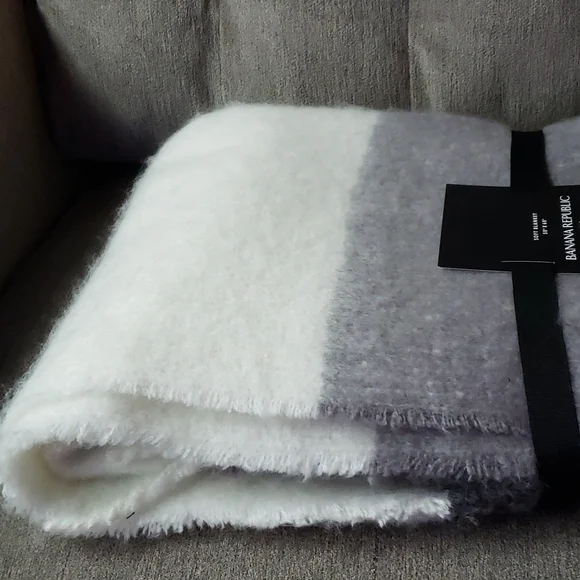 Banana Republic 50" x 60" Soft Blanket NWT Gray White - Picture 5 of 13